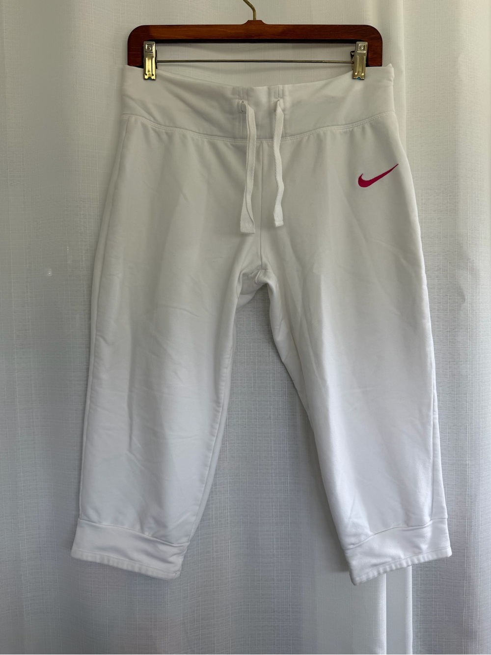 Nike Women’s M White Capri Sweatpants Just Do It Pink Swoosh Drawstring Cropped